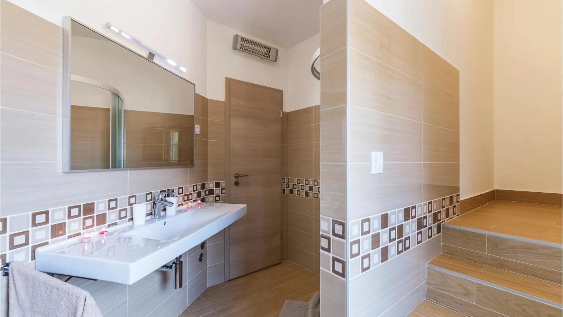 2 Bedroom Beautiful Home In Барбан 0*,